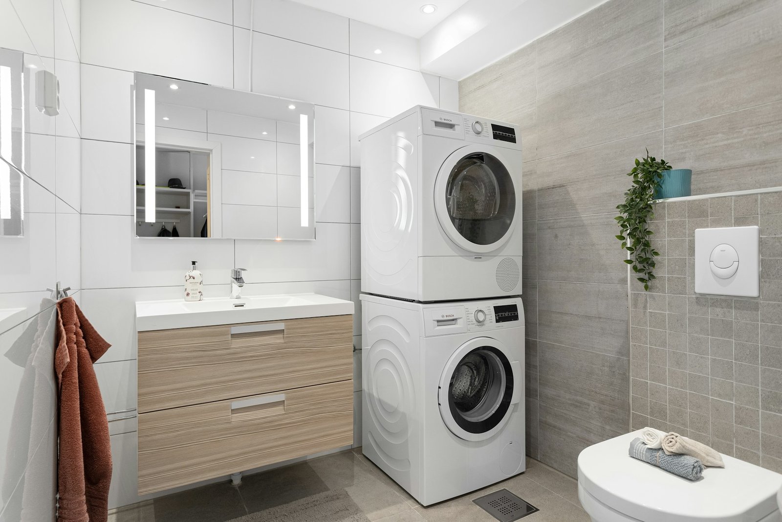 Waschmaschine mit geöffneter Tür im Badezimmer
