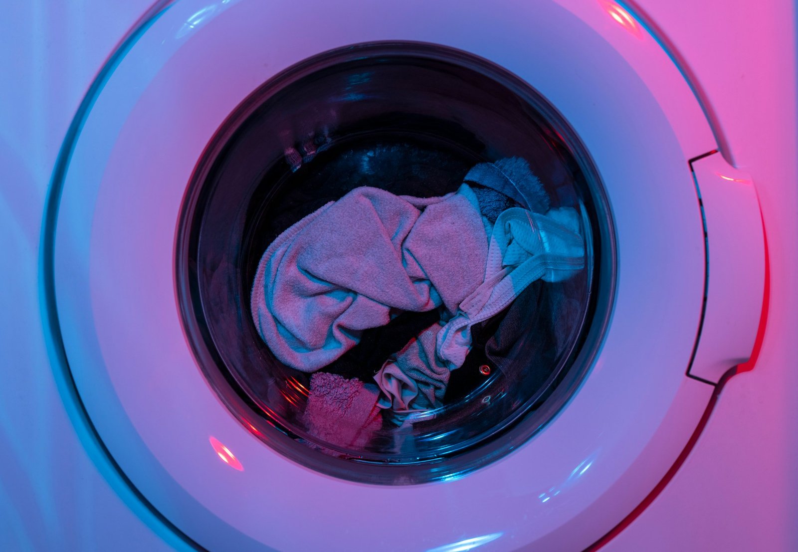 Waschmaschine mit wenig Wäsche in der Trommel